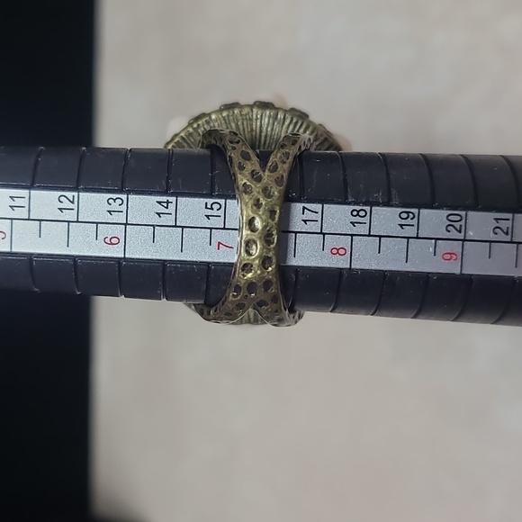 Elegant Floral Ring in Cream and Brasd Tone Size 7.25 - Picture 13 of 17